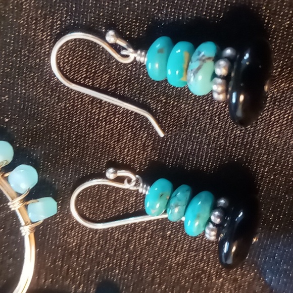 Like new 4 pairs of earrings. Assorted colors and style all dangel - Picture 4 of 6